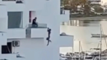 Μάχη για τη ζωή του δίνει 29χρονος που έπεσε από τον 7ο όροφο στην Ίμπιζα, δείτε βίντεο
