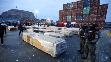 Ρεκόρ κατάσχεσης με πάνω από 100 τόνους ναρκωτικών σε φορτία ξυλείας στη Χιλή, δείτε βίντεο