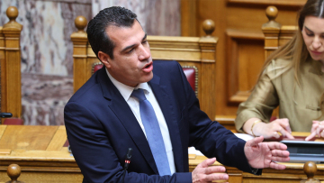 Πλεύρης: Οι οικειοθελείς αποχωρήσεις παράνομων μεταναστών αυξήθηκαν κατά 25% μετά το δόγμα «φυλακή ή επιστροφή»
