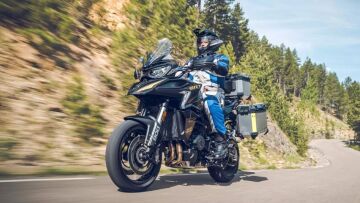 Η QJMotor μοιράζει... βαλίτσες με την SRT 900SX