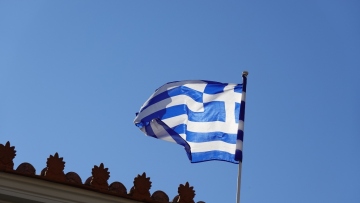 DBRS: Ανθεκτική η Ελλάδα στα υψηλά επιτόκια, «ασπίδα» για το χρέος ανάπτυξη και πλεονάσματα