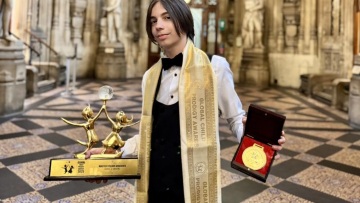 Στέλιος Κερασίδης: Ο 13χρονος ταλαντούχος πιανίστας δίνει ρεσιτάλ στον Σταθμό Μετρό Σύνταγμα (βίντεο)

