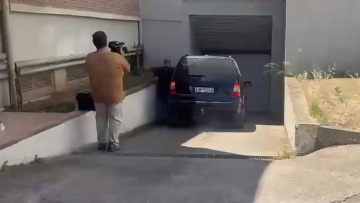 Δείτε βίντεο: Στα δικαστήρια Αιγίου ο 65χρονος Ιταλός που κατηγορείται για τη δολοφονία της συντρόφου του και του γιου της