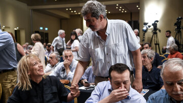 Σκληρό πρέσινγκ Παππά, Πολάκη, Δούρου μετά τη στήριξη ΣΥΡΙΖΑ σε Τσίπρα: Στόχος η έξοδος «εδώ και τώρα» στελεχών προς την ΕΛΑΣ