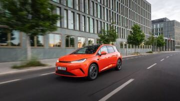 Οδηγούμε στη Γερμανία το νέο BYD Dolphin G DM-i - Πότε θα έρθει στην Ελλάδα;
