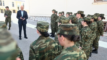 Στη Λαμία ο Δένδιας: Συνάντησε τις πρώτες γυναίκες που παρουσιάστηκαν εθελοντικά στον Στρατό Ξηράς, δείτε εικόνες