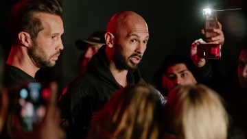 Άντριου Τέιτ: «Αποκαλούσε τις εργαζόμενές του σκλάβες, τις στάμπαρε με τατουάζ και τις υπέβαλλε σε τρομακτική βία»