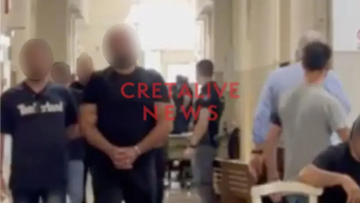 Στον Εισαγγελέα σε λίγη ώρα οι τρεις κατηγορούμενοι για την φονική επίθεση στον Αλέξανδρο Δασκαλάκη, πλήθος κόσμου έξω από τα Δικαστήρια  
