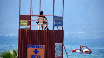 Άγιο είχε 65χρονη τουρίστρια που έπαθε αλλεπάλληλες ανακοπές σε παραλία της Πιερίας, σώθηκε από ναυαγοσώστες που της έκαναν ΚΑΡΠΑ