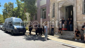 Στον Εισαγγελέα σε λίγη ώρα οι τρεις κατηγορούμενοι για την φονική επίθεση στον Αλέξανδρο Δασκαλάκη, πλήθος κόσμου έξω από τα Δικαστήρια  
