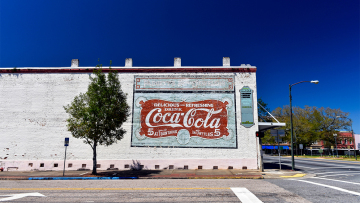 H πόλη των «μυστικών εκατομμυριούχων» της Coca-Cola: Πώς ένας τραπεζίτης έκανε δεκάδες οικογένειες πλούσιες