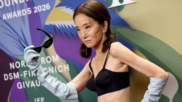Βέρα Γουάνγκ: Νέα εμφάνιση με sexy cut-outs - Σχόλια στα social media για τη skinny σιλουέτα της 76χρονης σχεδιάστριας