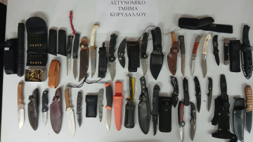 Συνελήφθη 52χρονος στον Κορυδαλλό με όπλα, γεμιστήρες και μαχαίρια
