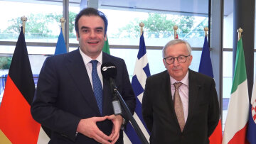 Γιούνκερ σε Πιερρακάκη: Πριν από χρόνια κανείς δεν θα πίστευε πως ένας Έλληνας θα βρισκόταν στο τιμόνι του Eurogroup