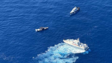 Λιμενικό: Πολύωρη καταδίωξη ταχύπλοου που μετέφερε 15 αλλοδαπούς από τουρκικά χωρικά ύδατα, ακινητοποιήθηκε στο νοτιοανατολικό άκρο της Κέρου