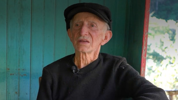 Στα 94 του κρατάει τσάπα, δουλεύει στα αμπέλια και φτιάχνει το δικό του κρασί: «Με κουράζει να κάθομαι μέσα»
