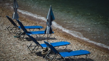 Συνελήφθη 72χρονος για παράνομες ξαπλώστρες και ομπρέλες σε παραλία στην Ανάβυσσο