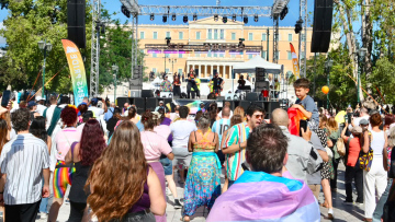 Athens Pride 2026: Πλήθος κόσμου στο κέντρο της Αθήνας, δείτε φωτογραφίες και βίντεο