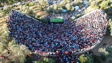 Μουντιάλ 2026: Χιλιάδες Τούρκοι συγκεντρώθηκαν στο αρχαίο θέατρο του Αντίφελλου για να δουν τον αγώνα με την Αυστραλία, δείτε βίντεο