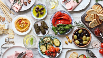 Το ελληνικό aperitivo: Οι μεζέδες που ταιριάζουν ιδανικά με ένα spritz
