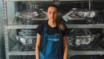 Εργάζεται σε επιχείρηση με ανταλλακτικά αυτοκινήτων: Ποιο είναι εκείνο που κάνει περισσότερο εντύπωση στους άνδρες με τους οποίους συνεργάζεται