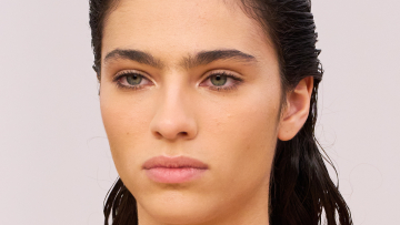 Wet Look: Πώς θα κάνουμε εύκολα και γρήγορα το πιο cool χτένισμα του καλοκαιριού