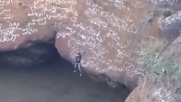 Τραγικός θάνατος για τον «Spiderman της Υεμένης»: Η στιγμή που πέφτει σε κρατήρα 120 μέτρων ενώ έκανε αναρρίχηση χωρίς εξοπλισμό ασφαλείας