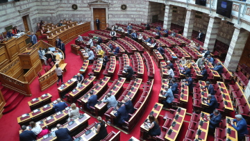 Στη Βουλή το πολυνομοσχέδιο με επιδόματα, 72 δόσεις, αυξήσεις μισθών και «ξεκλείδωμα» λογαριασμών