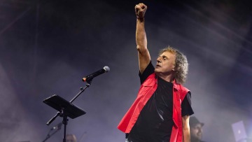 Ο Βασίλης Παπακωνσταντίνου ετοιμάζει μια μεγάλη συναυλία στο Θέατρο Λυκαβηττού