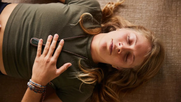 Breathwork: Η νέα τάση ευεξίας που κατακτά την Ελλάδα – Μπορεί μια ανάσα να διώξει το άγχος;