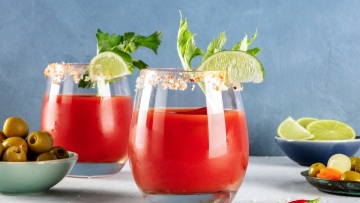 Virgin Mary και Bloody Mary: Φτιάχνουμε τα ντοματένια ποτά -με ή χωρίς αλκοόλ- στο σπίτι