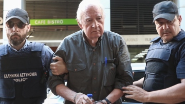 Με χειροπέδες στην Εισαγγελία Εφετών Πειραιά ο Αλέξανδρος Γιωτόπουλος, δείτε βίντεο
