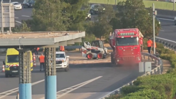 Ανετράπη φορτηγό με μπάζα στην Αττική Οδό, απεγκλώβισαν τον οδηγό, δείτε βίντεο 
