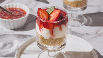 Cheesecake λεμονιού με κουλί φράουλας