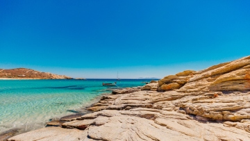 «Άγριες παραλίες με δυσπρόσιτους παρθένους κολπίσκους»: Οι Times ξεχώρισαν ένα ελληνικό νησί για διακοπές φέτος το καλοκαίρι