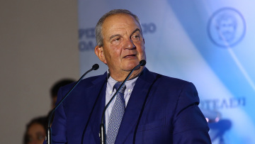 Ο Κώστας Καραμανλής απαγγέλλει... Λουκιανό Κηλαηδόνη και παροτρύνει τους νέους: Προσοχή σε όσους είναι ερωτευμένοι με την εξουσία και το χρήμα