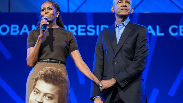 Michelle Obama: Τίμησε τη μητέρα της φορώντας το πορτρέτο της σε φούστα (βίντεο)
