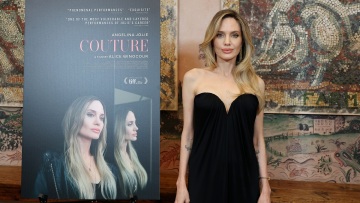 Αντζελίνα Τζολί: «Κουβαλούσα τις στάχτες της μητέρας μου σε ένα κολιέ»