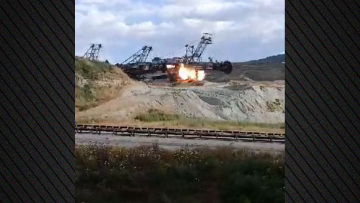 Δείτε την στιγμή που ανατινάζουν και καταστρέφουν τρεις παλιούς εκσκαφείς στην Κοζάνη 