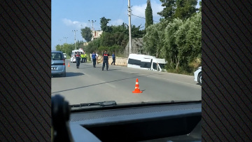 Άνδρας στην Τουρκία επιτέθηκε σε οδηγό μίνι λεωφορείου, πήρε τον έλεγχο του οχήματος και πέθανε μετά από τροχαίο λίγο αργότερα, δείτε βίντεο