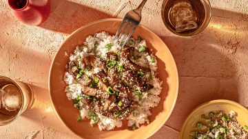 Λωρίδες μοσχαριού με σος teriyaki, σουσάμι και αρωματικό ρύζι