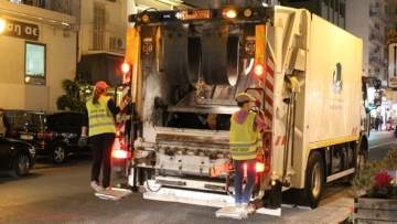 Τραυματίστηκε εργαζόμενη της καθαριότητας στον Βόλο όταν αυτοκίνητο έπεσε σε απορριμματοφόρο