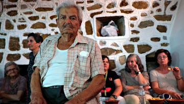 Ερευνητής αμφισβητεί τα μυστικά της μακροζωίας της Ικαρίας και μιλά για λάθη, απάτες και αμφιλεγόμενα στοιχεία ηλικίας