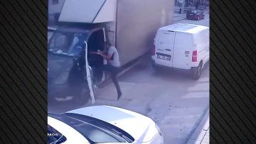 Ήρωας φούρναρης στην Άγκυρα σταματάει την τελευταία στιγμή φορτηγό που κυλούσε προς τα πίσω χωρίς χειρόφρενο, δείτε βίντεο