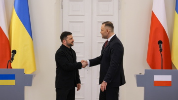 Η Πολωνία αφαίρεσε από τον Ζελένσκι την ανώτατη διάκριση που του είχε απονείμει
