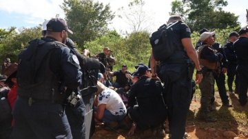 Η πρόεδρος της Κόστα Ρίκα απομακρύνεται εσπευσμένα εξαιτίας έκρηξης κοντά σε παράνομο μεταλλείο, δείτε βίντεο