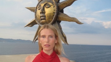 Στην Ύδρα η πανέμορφη δισέγγονη του Έρνεστ Χέμινγουεϊ και σταρ του «Love Story» - Η παλιά οικογενειακή τραγωδία