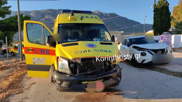 Σοβαρό τροχαίο στο Λουτράκι: Αυτοκίνητο συγκρούστηκε με ασθενοφόρο, δύο τραυματίες