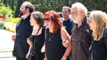 Συγγενείς, φίλοι και συνάδελφοι είπαν το τελευταίο «αντίο» στον Σωτήρη Τσόγκα, συντετριμμένη η Μαίρη Ραζή