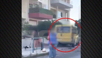 Μεθυσμένη οδηγός προκάλεσε πανικό στο Παλαιό Φάληρο: Έκλεψε βαν, παρέσυρε αυτοκίνητα και προσπάθησε να διαφύγει πεζή, δείτε βίντεο 
